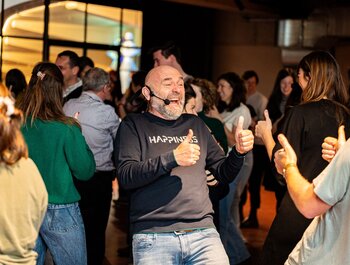 Twintig lachcoach Geert – vier & lach
mee