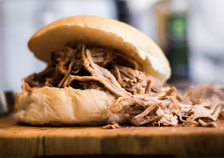 Nachtleven Volxkeuken: Hamburger Deense pulled pork witte koolsalade