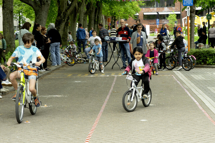 Ontspanning Eierenrijden - met achterwiel je fiets halve eierschaal stuk