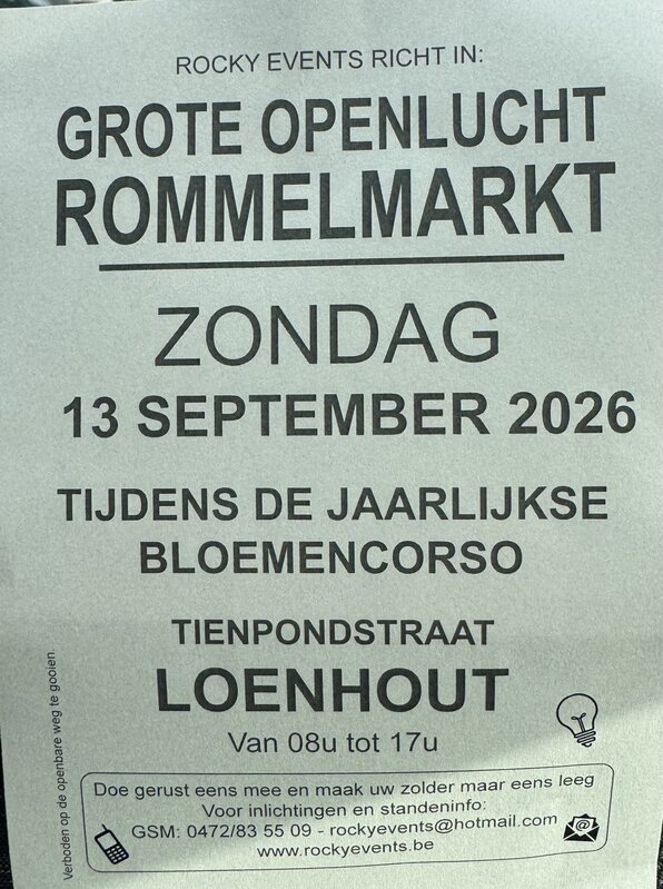  Grote openlucht Rommelmarkt tijdens jaarlijkse bloemencorso Loenhout