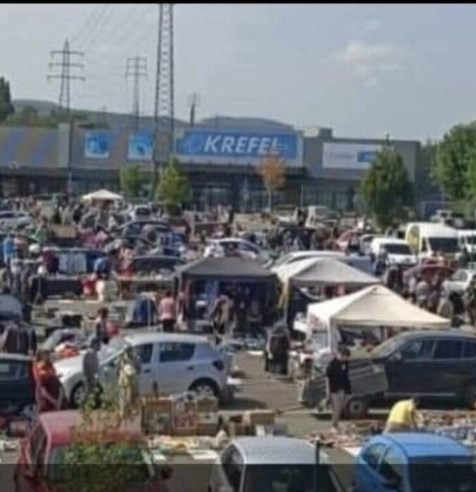  Vlooienmarkt Flemalle naast kruispunt.