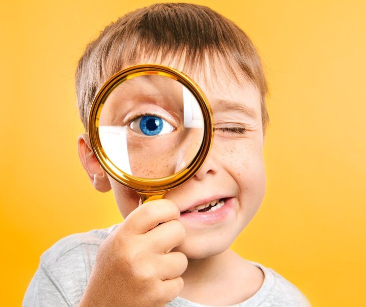 Tentoonstellingen Onder microscoop: tentoonstelling wordt bekeken.