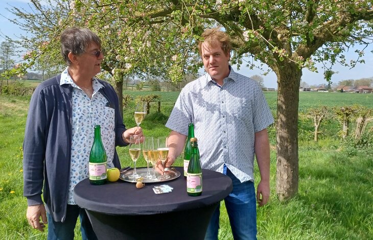 Ontspanning Geopende deur naar boomgaard
