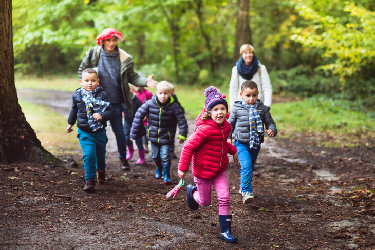 Ontspanning Gezinswandeling: schattenjacht het bos
