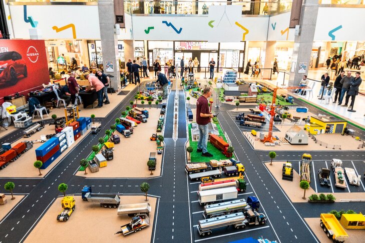 Ontspanning Modelvrachtwagens rijden shopping center binnen